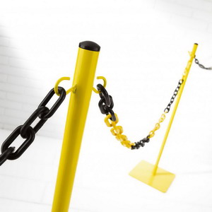 poste pintado con cadenas